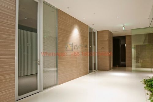 Dernières solutions de l'entreprise Comment les cloisons en verre, acier et aluminium rehaussent les espaces modernes : Styles de design et esthétique expliqués