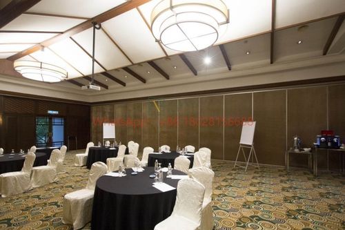 Dernières solutions de l'entreprise Cloisons mobiles polyvalentes : redéfinir la conception moderne de l'espace