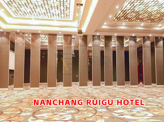 Un bon prix. Hôtel Nanchang RuiGu : Cloison acoustique en bois avec rouleau en acier inoxydable 304 et profilé 6061-T6 pour une hauteur allant jusqu'à 18M en ligne