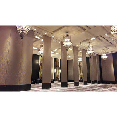 Isolement acoustique Parement séparatif mobile pour salle de conférence avec porte de passage
