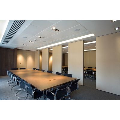 Partagez efficacement de grandes zones avec des cloisons acoustiques pour les salles de conférence