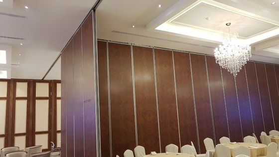 Laboratoire / immeuble de bureaux Parement acoustique avec finitions décoratives