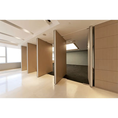 Centre de congrès Parement en bois, Parement en bois avec porte de passage