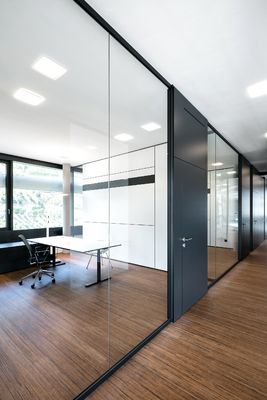 Système de mur de cloisonnement en verre sans cadre pour le bureau Confidentialité 12 mm Verre trempé avec profil en aluminium Partie de verre panoramique