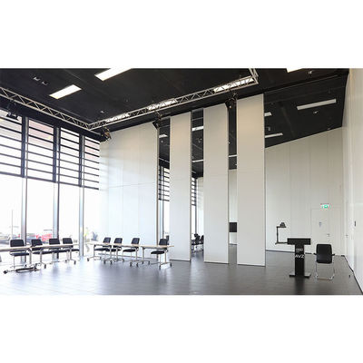 Un bon prix. Écrans de cloisons pliables et mobiles. Division de l'espace flexible pour les salles d'exposition. en ligne