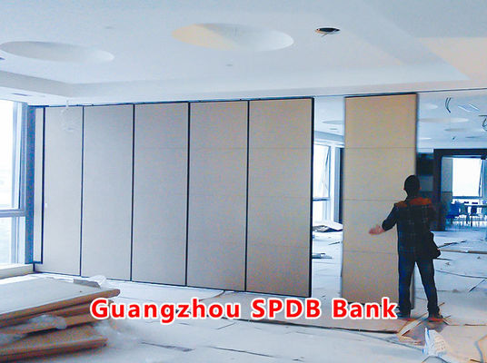 Un bon prix. Banque SPD de Guangzhou. Un mur de séparation mobile avec une épaisseur de 105 cm et une cote STC de 42 à 56 dB pour les salles de banquet avec panneau MDF. en ligne