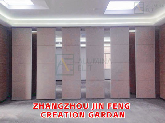 Un bon prix. Cloison acoustique mobile en bois, jusqu'à 18 m de hauteur, avec cadre en acier Q235 pour salles de conférence en ligne